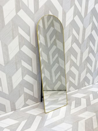 مرآة ستاند أنيقة بتصميم عصري الكمال في لمسة واحدة