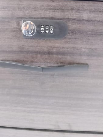 مكتب عصري بألوان محايدة وخطوط هندسية مميزة