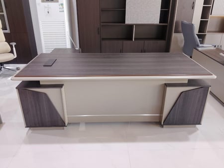 مكتب عصري بألوان محايدة وخطوط هندسية مميزة