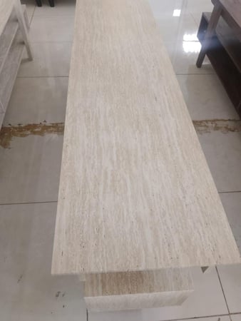 طاولة تلفاز بلازما ماليزي بتصميم عصري وانيق