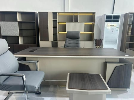 مكتب عصري بألوان محايدة وخطوط هندسية مميزة