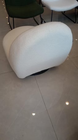 كرسي استرخاء دوار فاخر أبيض تصميم عصري أنيق