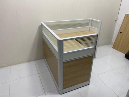 مكتب عمل زاويه مع حواجز بتصميم مميز