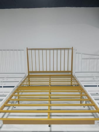 سرير حديد ذهبي مقاس 190*120