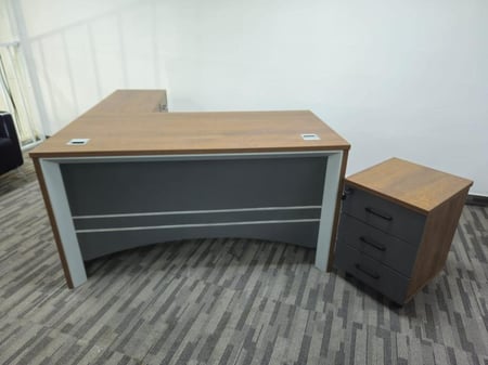 مكتب إداري عصري بتصميم عملي وأنيق متعدد المقاسات