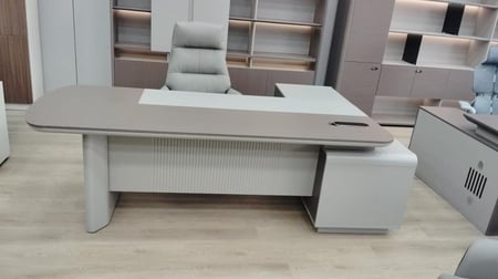 مكتب مدير تنفيذي فاخر بتصميم راقى ومميز 240سم
