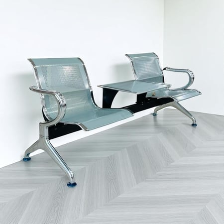 مقعد انتظار مزدوج مع طاولة