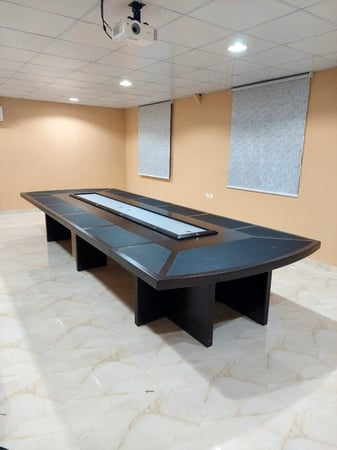 طاولة اجتماعات فاخرة بتصميم عصري