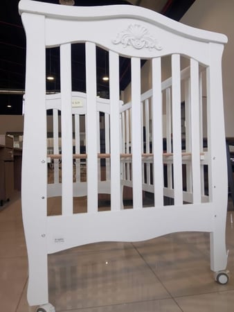 سرير أطفال أبيض