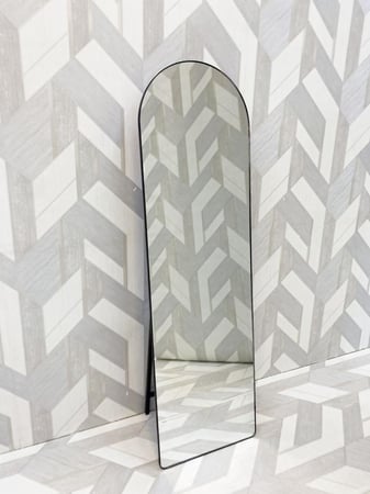 مرآة ستاند أنيقة بتصميم عصري الكمال في لمسة واحدة