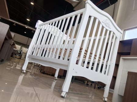 سرير أطفال أبيض