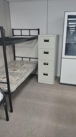 خزانة ملفات فولاذية عمودية بأربعة أدراج