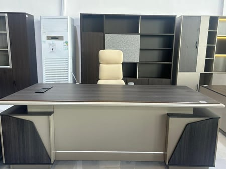 مكتب عصري بألوان محايدة وخطوط هندسية مميزة