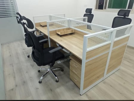 مكتب رباعي بارتشن بتصميم عصري ومريح