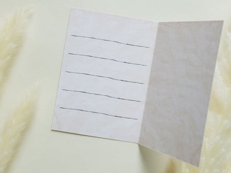 بطاقة إهداء بتصميم ورقة موسيقية