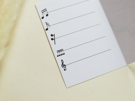 بطاقة إهداء بتصميم سنفونية موسيقية