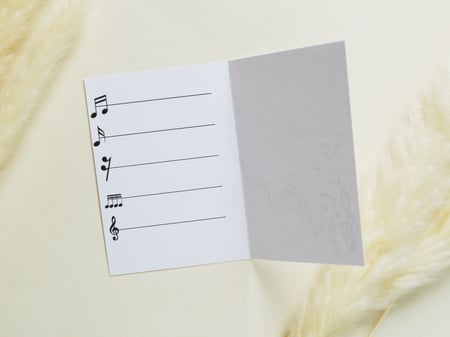 بطاقة إهداء بتصميم سنفونية موسيقية