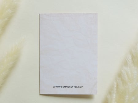 بطاقة إهداء بتصميم ورقة موسيقية