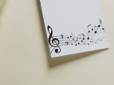 بطاقة إهداء بتصميم سنفونية موسيقية