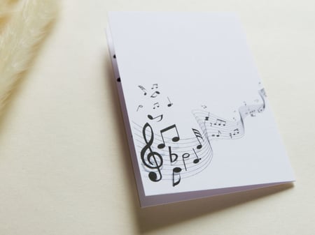 بطاقة إهداء بتصميم سنفونية موسيقية
