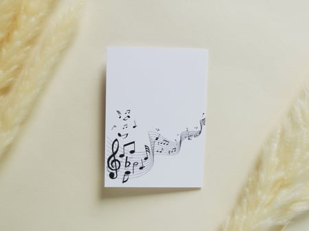 بطاقة إهداء بتصميم سنفونية موسيقية