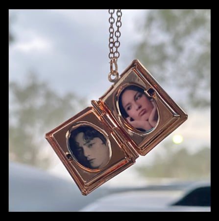 قلادة بشكل كتاب