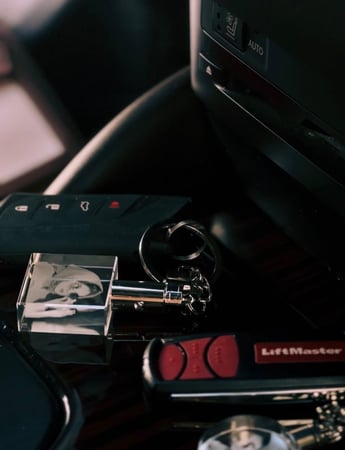 ميداليه مفتاح مربع "كريستال" مع اضاءه جميله تصميم حسب الطلب