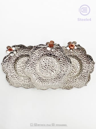 صحن معدني باللون الفضي وزهرة البرقوق