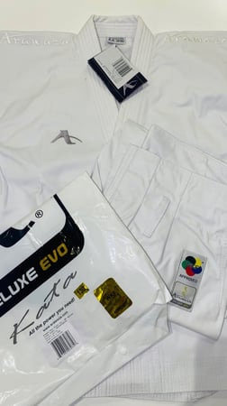 بدلة كاتا تطريز ابيض Arawaza kata Deluxe Evo, Karate