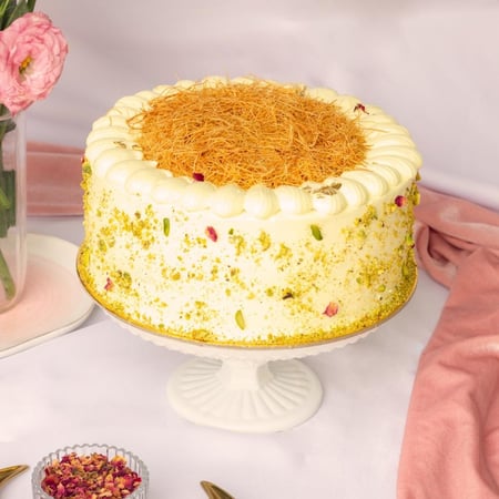 كيكة الزعفران وبيوريه التوت الاحمر