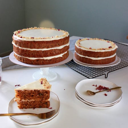 كيكة الجزر الجوز والقرفة