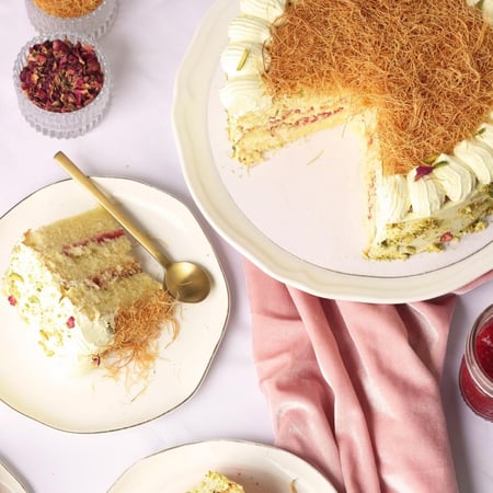 كيكة الزعفران وبيوريه التوت الاحمر