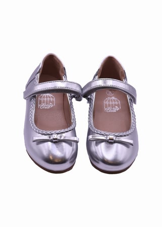 حذاء باللون الفضي