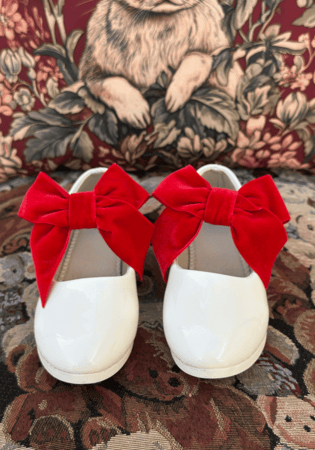 حذاء ببفيونكة احمر