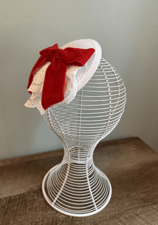 قبعة دانتيل ابيض وأحمر