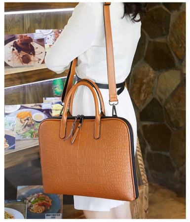 شنطة للعمل والجامعة تشيل لابتوب واوراق a4(فضلا التأكد من مقاس الجهاز)