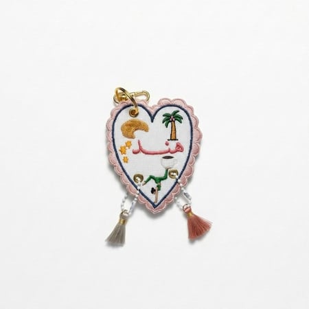 تطريز اسم على ميدالية