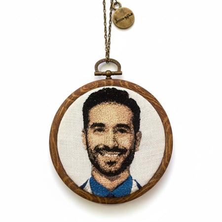 تطريز صور   اقرب للواقع .على تعليقة سيارة. حسب الطلب