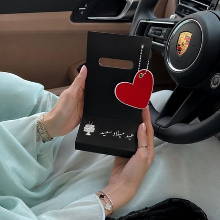 تطريز اسم على تعليقة سيارة