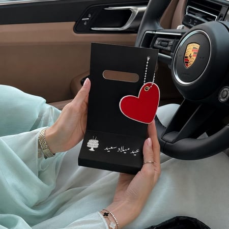 تطريز اسم على ميدالية