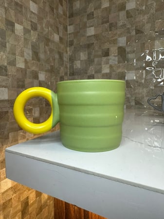 كوب سيراميك اخضر  بمسكه صفراء