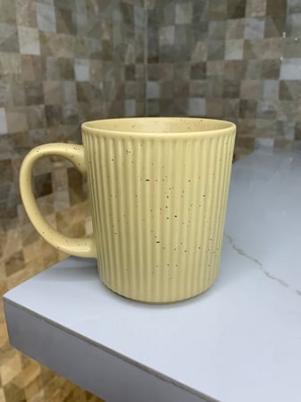 كوب سيراميك بمسكه اصفر