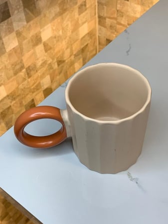 كوب سيراميك بمسكه برتقالي