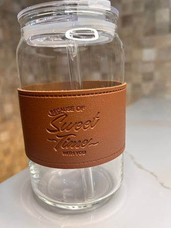 كوب زجاجي مع مصاص لون بني - جملي