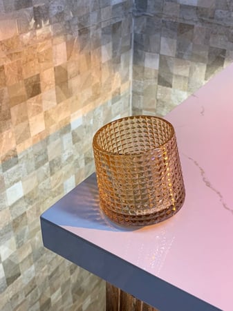 كوب زجاجي دوار عسلي مخطط مربعات