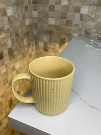كوب سيراميك بمسكه اصفر