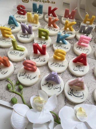 شمعة أحرف مع الاسم والبوكس المفاجأة