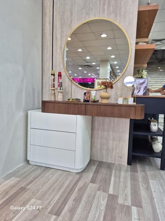 تسريحه مودرن  متناسقه من قشره الجوز واللون البويه الساده