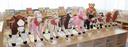 كرسي هزاز شكل الحصان الوردي