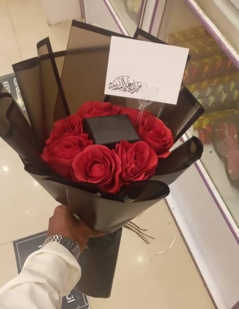 تغليف هديه مع باقة ورد